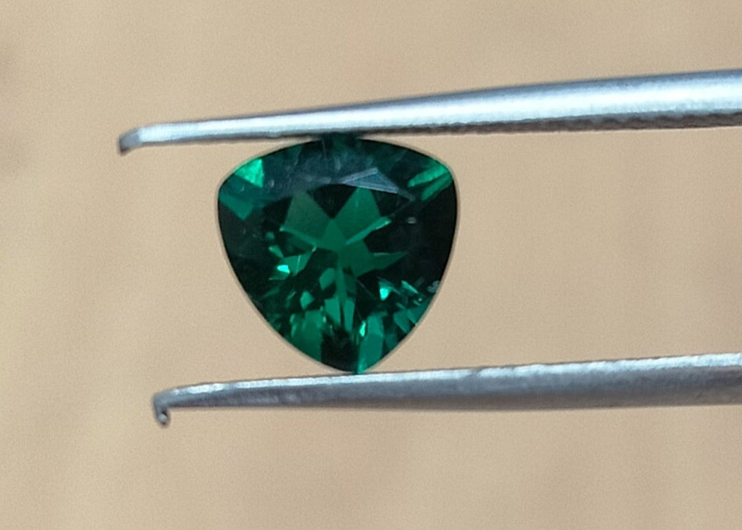 "Exquisite Lab Grown Emerald - High-Quality, Expertly Trillion Cut, Certified"