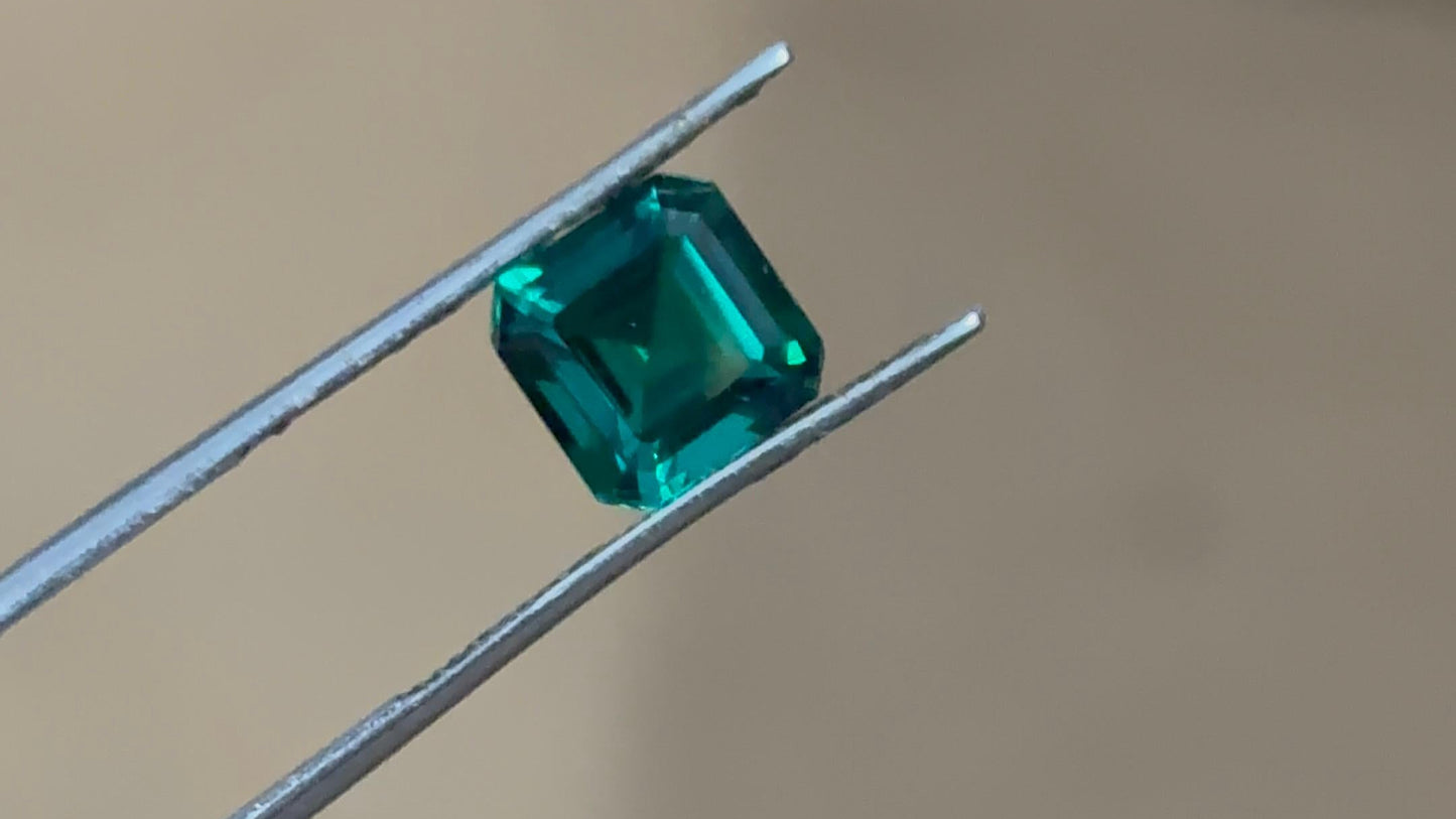 "Exquisite Lab Grown Emerald - High-Quality, Expertly Square Emerald Cut, Certified"