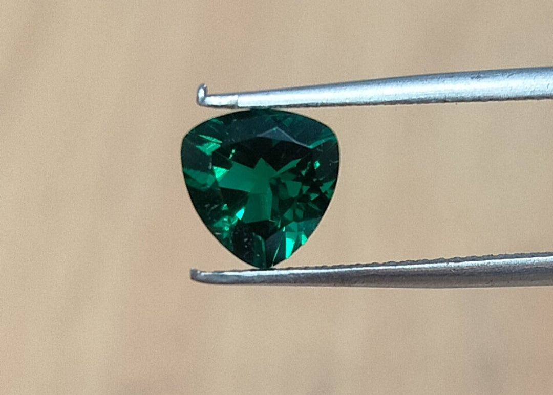 "Exquisite Lab Grown Emerald - High-Quality, Expertly Trillion Cut, Certified"