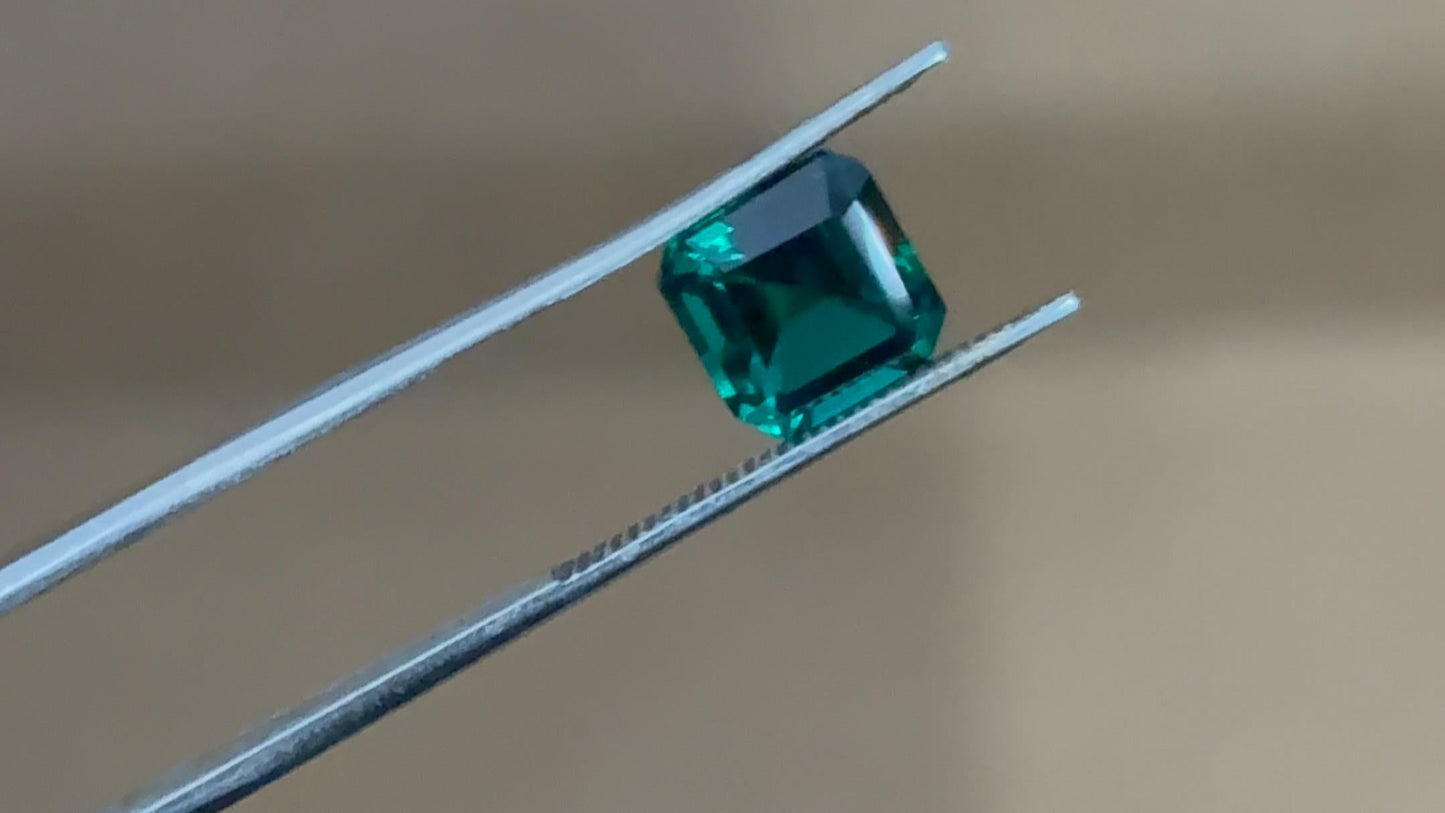 "Exquisite Lab Grown Emerald - High-Quality, Expertly Square Emerald Cut, Certified"