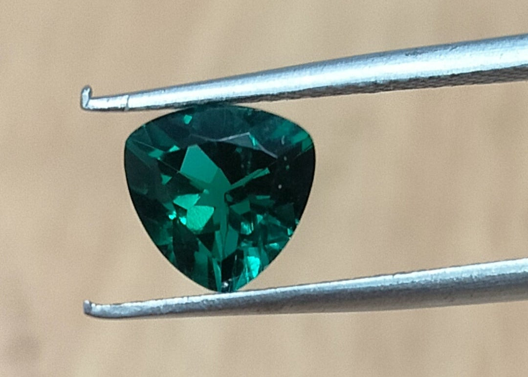 "Exquisite Lab Grown Emerald - High-Quality, Expertly Trillion Cut, Certified"