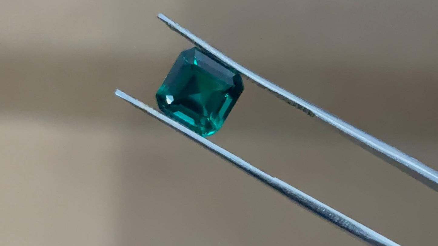 "Exquisite Lab Grown Emerald - High-Quality, Expertly Square Emerald Cut, Certified"